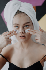 Alles Wissenswerte über Augencremes liest du auf GRAZIA