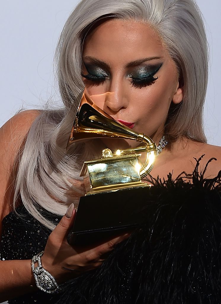 Lady Gaga mit einem ihrer Grammy Awards