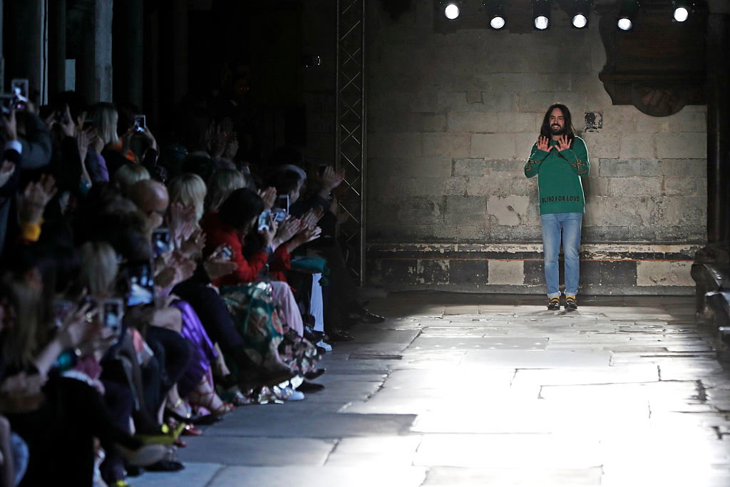 Alessandro Michele bedankt sich beim Publikum nach der Gucci-Show