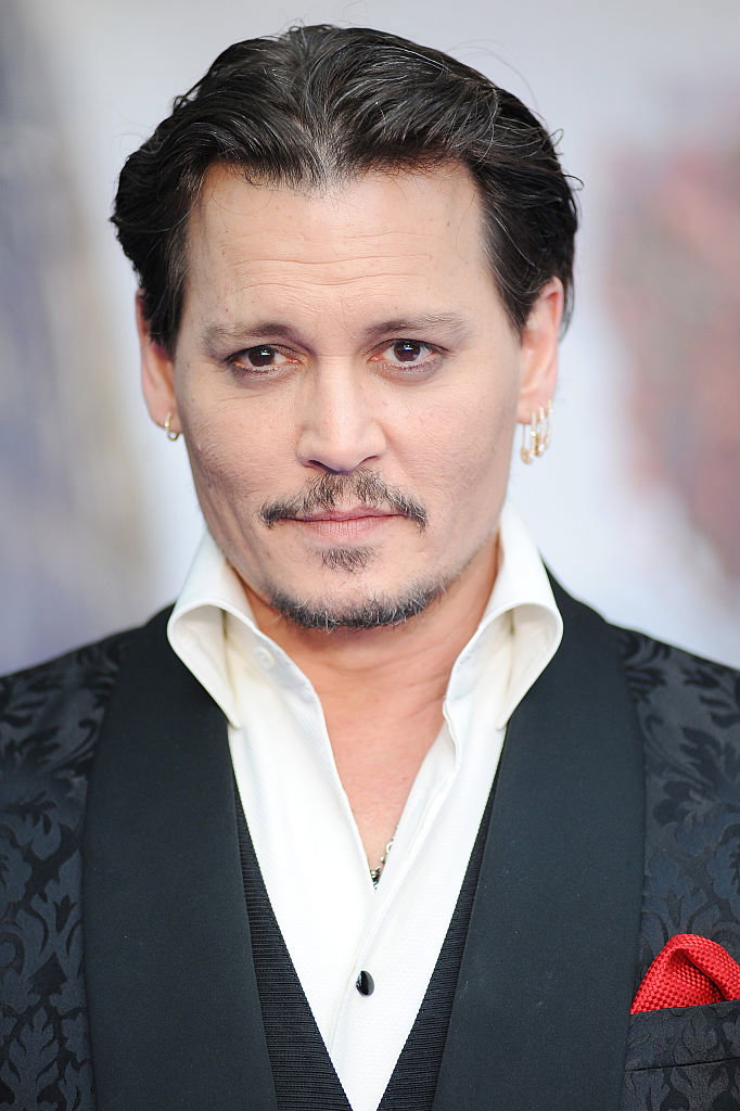 Johnny Depp posiert bei einer Filmpremiere