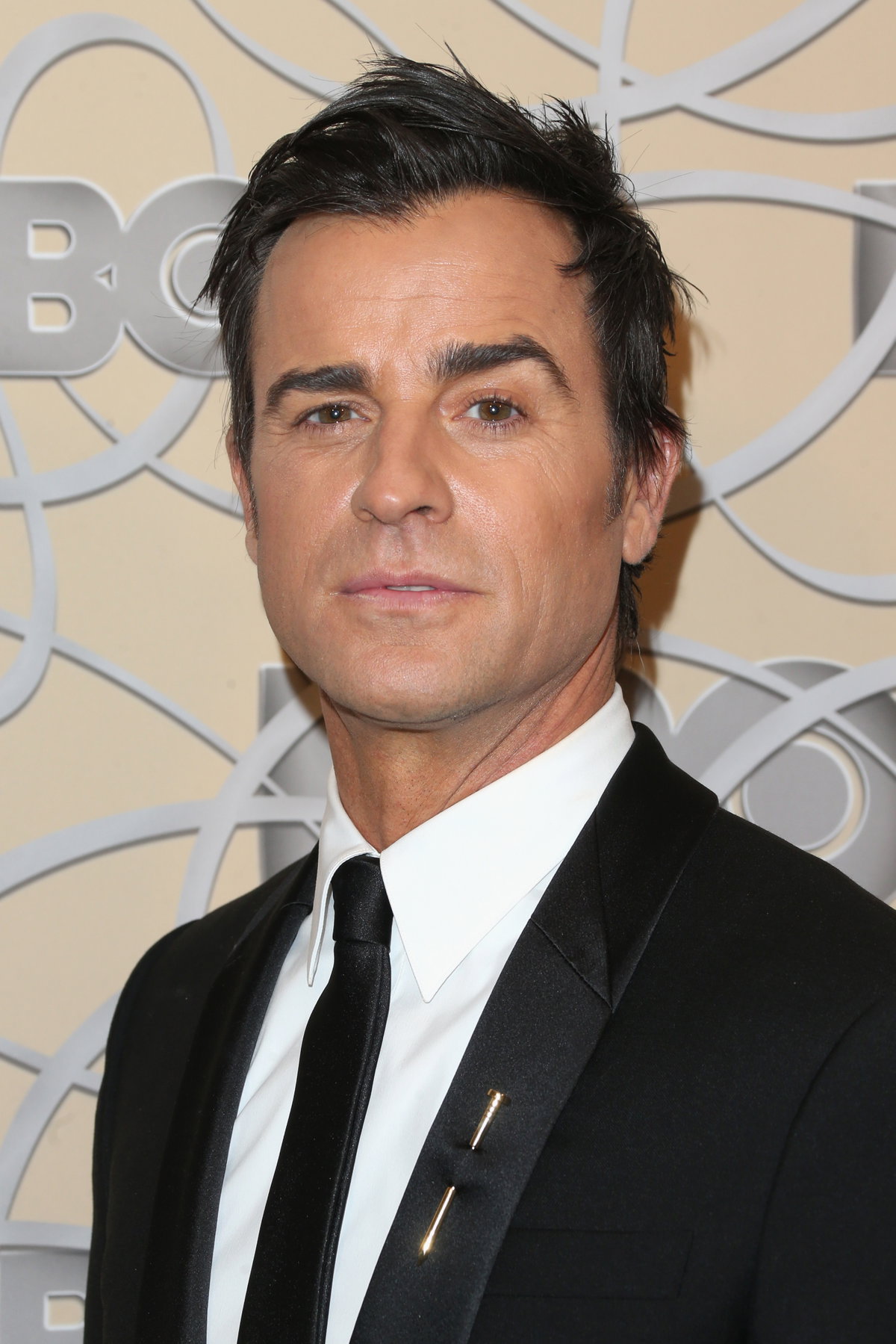 Justin Theroux in einem schwarzen Anzug