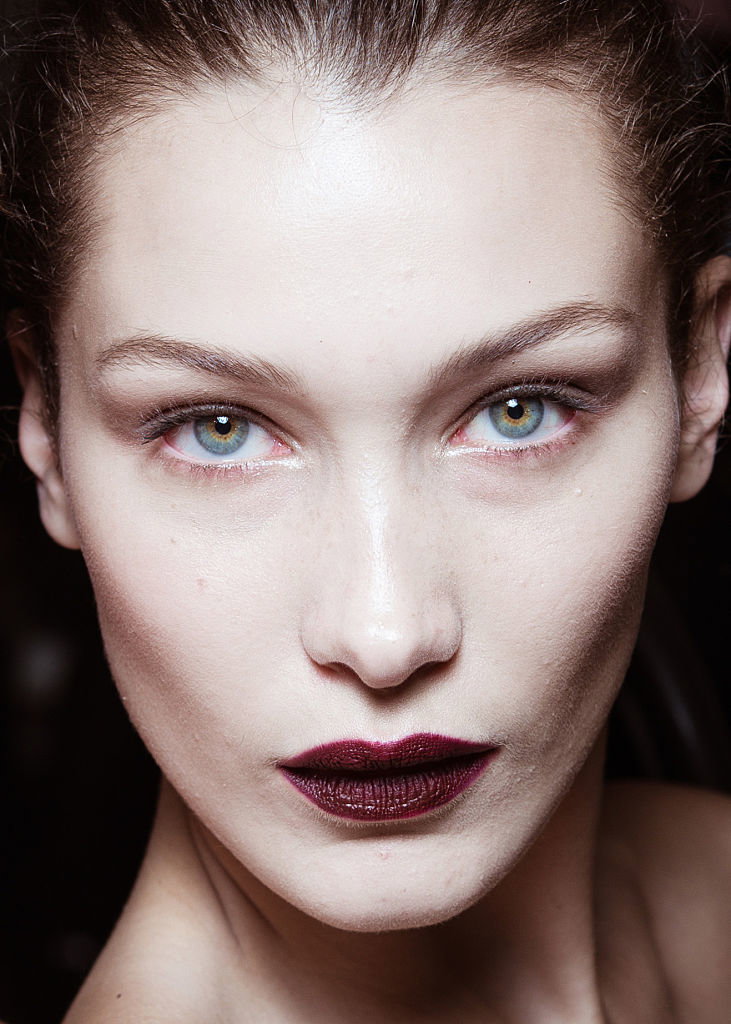 Bella Hadid mit bordeauxfarbendem Lippenstift
