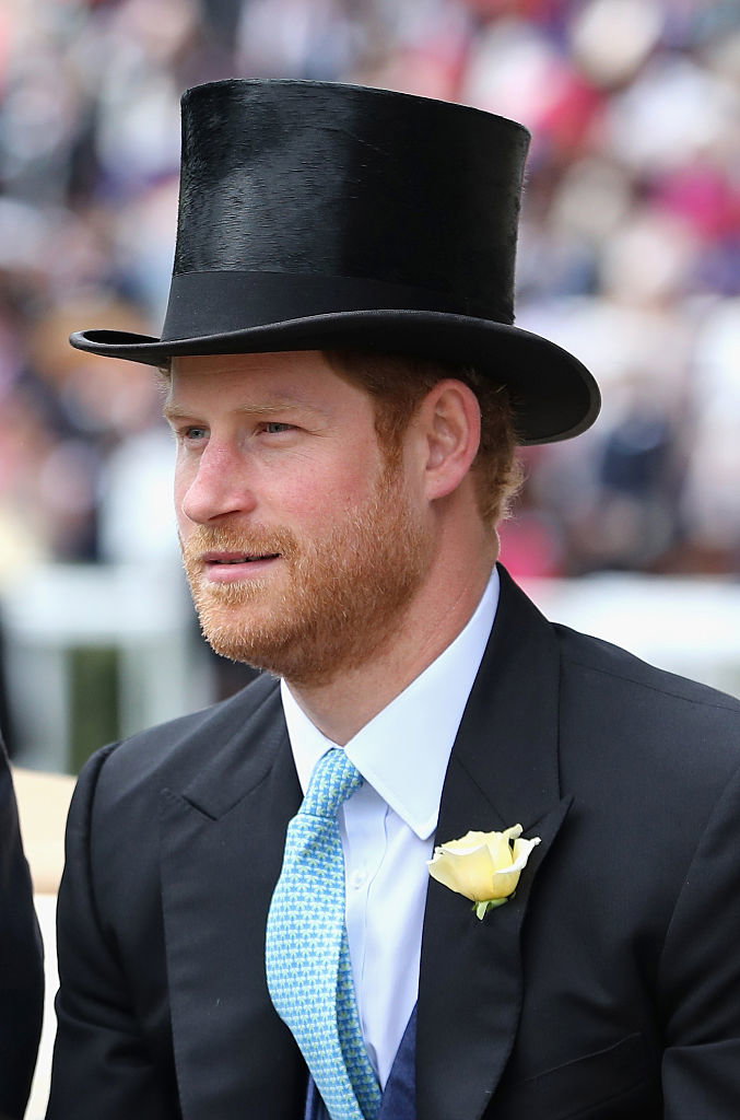 Prinz Harry mit schickem Zilinder in Ascot