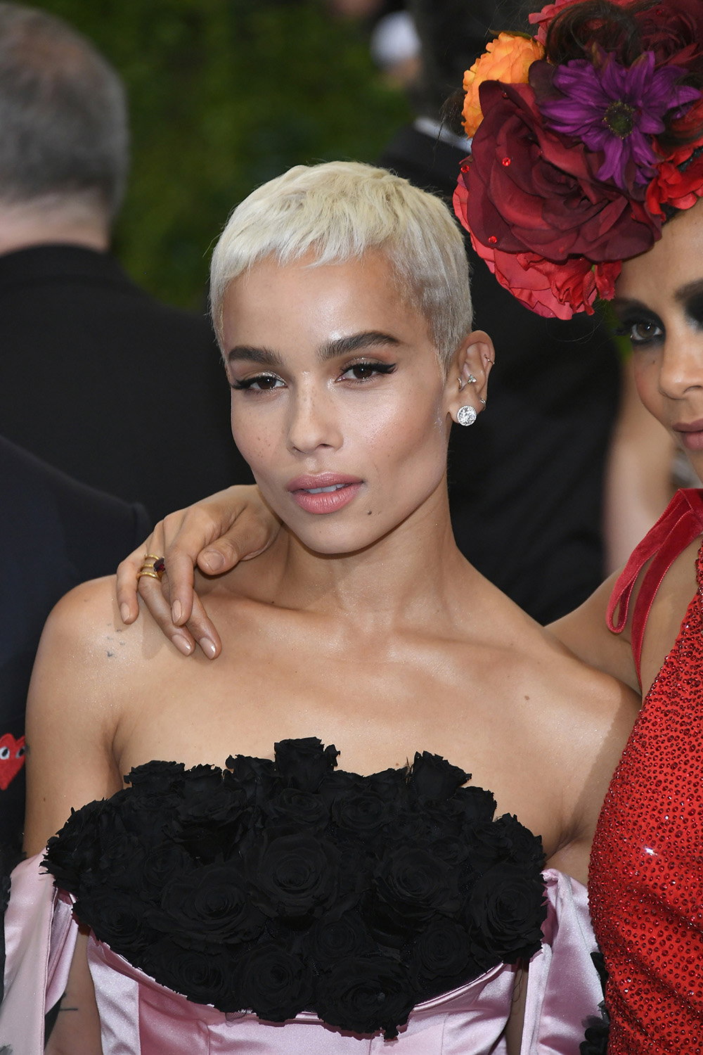 Zoe Kravitz zeigt uns wie elegant der raspelkurze Haarschnitt sein kann. Die vorderen Partien könnt ihr mit etwas Haarwachs in Form bringen. Ansonsten sieht der Look gerade in hellem Blond oder auch dunklem Schwarz extrem cool aus.